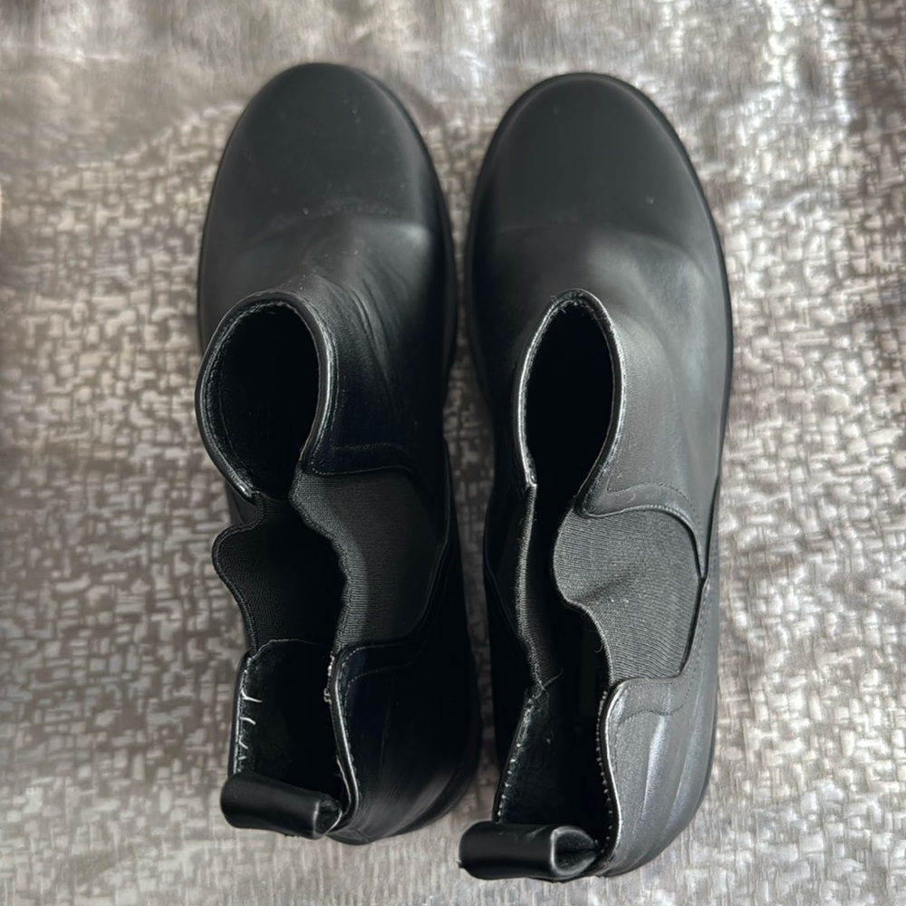 Women’s short cut mini heeled boot